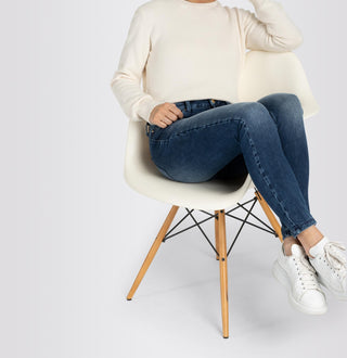 D676 medium blue authentic;10