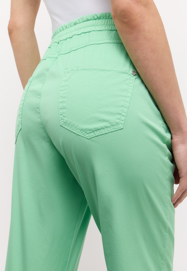 585 light green;10